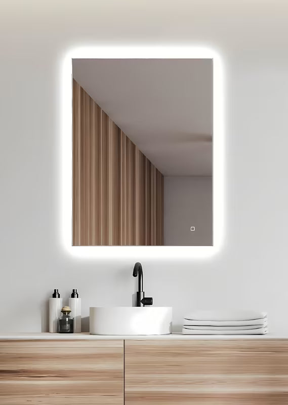 Obdélníkové LED zrcadlo Amirro 60x80 cm se senzorem a neutrálním bílým osvětlením 4000K.