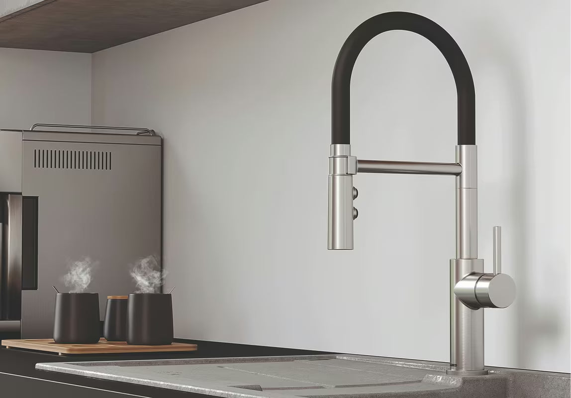 Dřezová baterie Blanco Catris-S Flexo v provedení supersteel s výsuvnou sprchou a matným povrchem.
