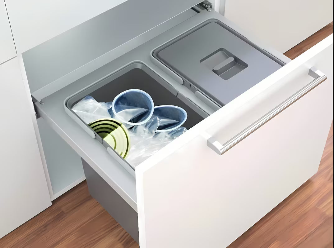 Vestavný odpadkový koš Franke Sorter se dvěma nádobami a čelním výsuvem v šedé barvě.