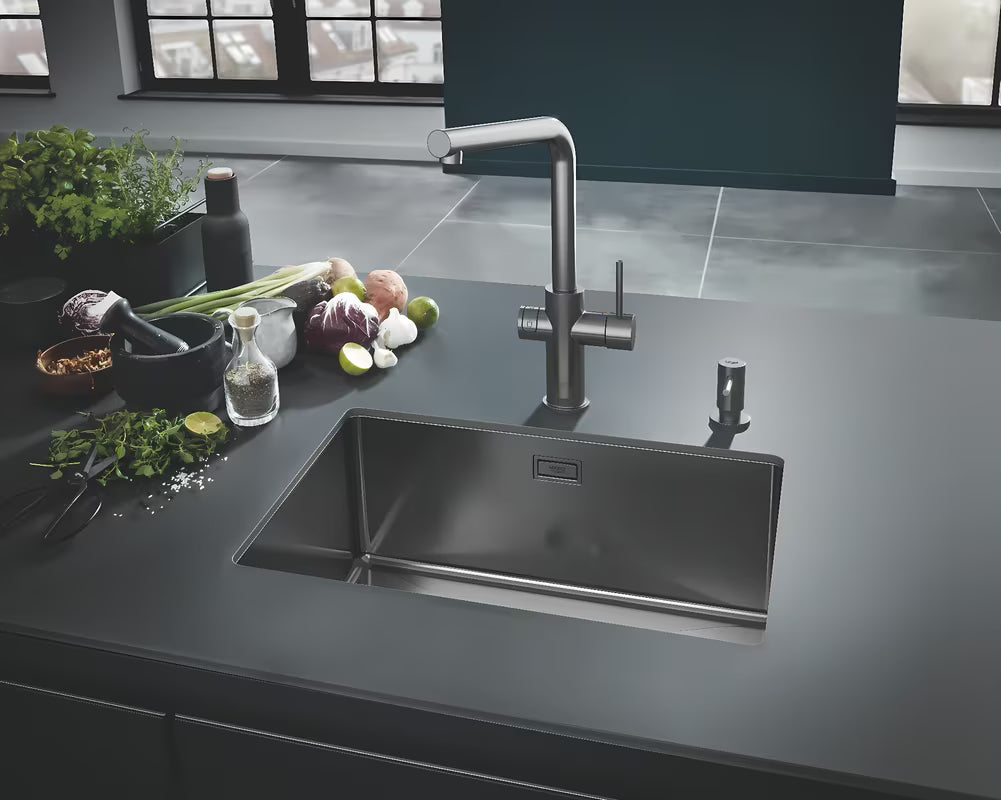 Grohe dávkovač mýdla v provedení brushed hard graphite s náhradním zásobníkem 500 ml.