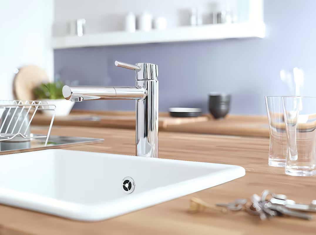 Chromová dřezová baterie Grohe Concetto New se středně vysokou otočnou výpustí a vytahovací sprškou
