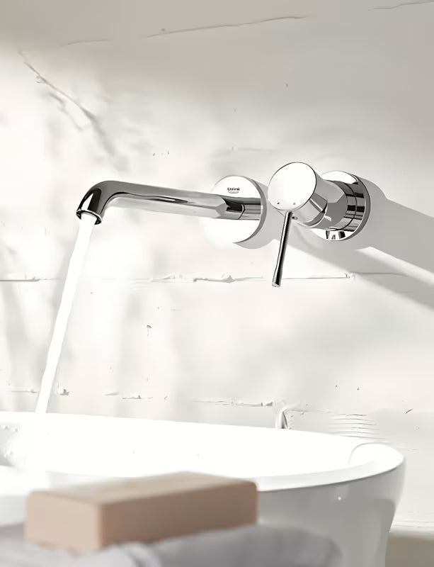 Chromová podomítková umyvadlová baterie Grohe Essence New s ovládací pákou a nástěnnou rozetou.