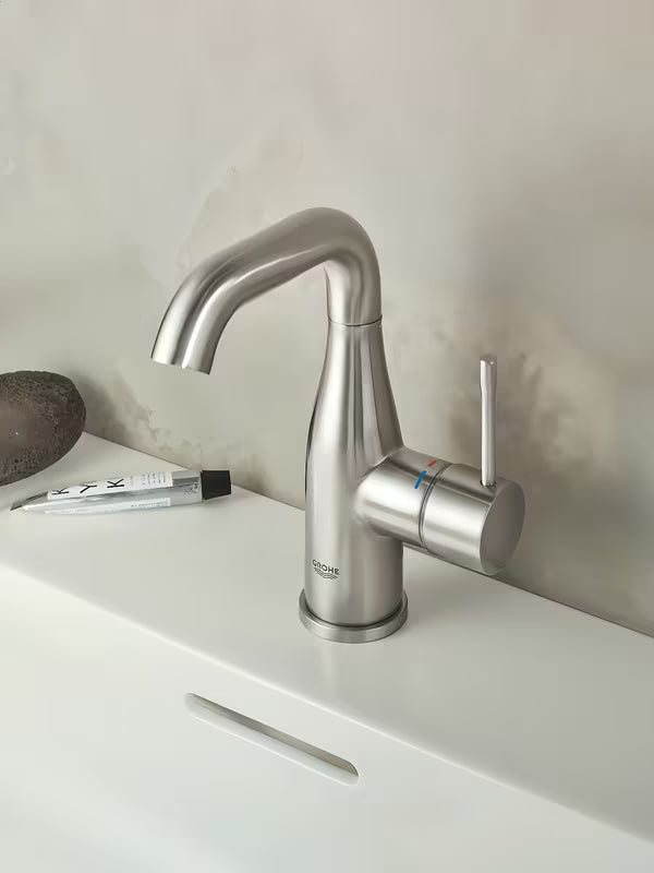 Umyvadlová páková baterie Grohe Essence New s výpustí v provedení supersteel.