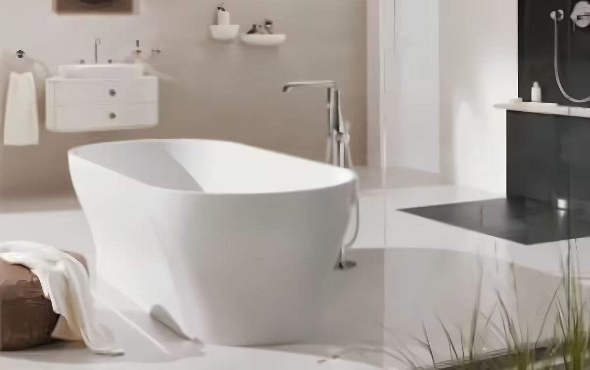 Podlahová vanová baterie Grohe Essence New v chromu s ruční sprchou a otočným výtokem