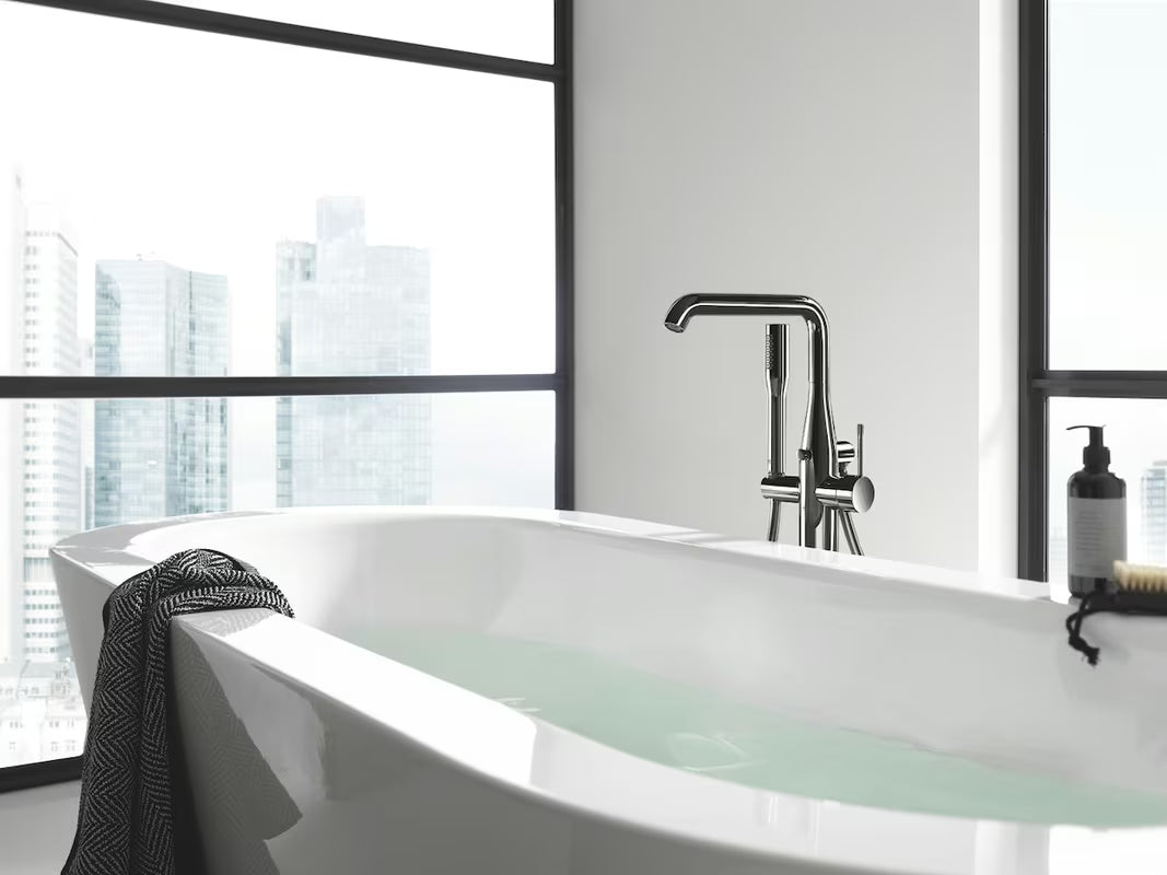 Podlahová vanová baterie Grohe Essence New se sprchovým setem v povrchové úpravě Hard Graphite.