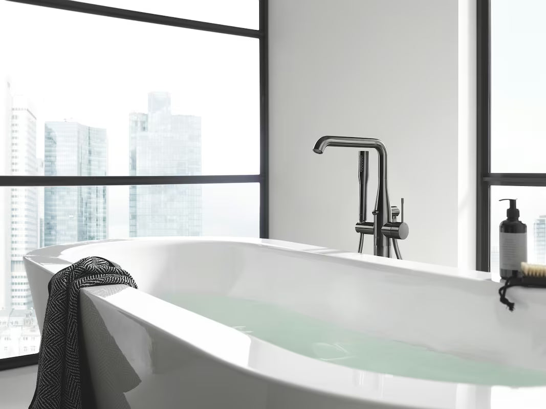 Podlahová vanová baterie Grohe Essence New s ruční sprchou v povrchové úpravě brushed hard graphite.