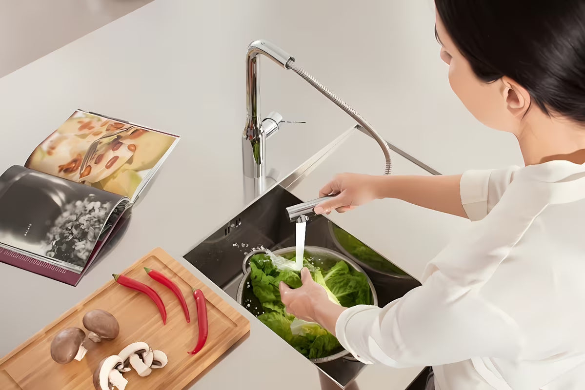 Chromová dřezová baterie Grohe Essence New s vysokou otočnou výpustí a vytahovací sprškou