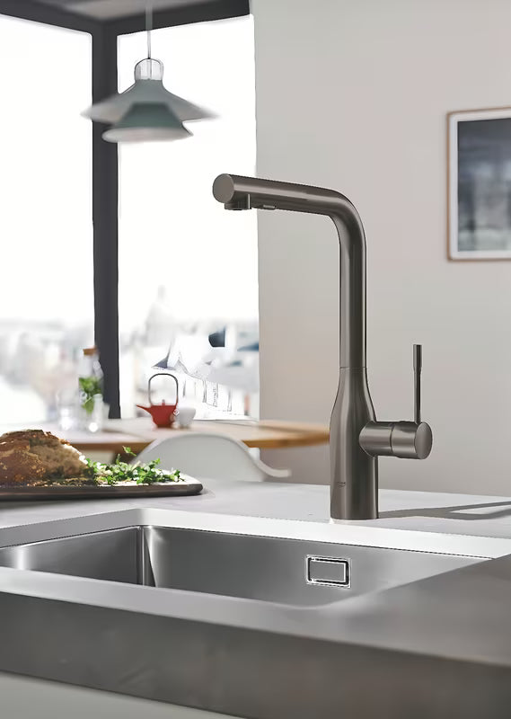 Dřezová baterie Grohe Essence New brushed hard graphite s vysokou výpustí a vytahovací sprškou