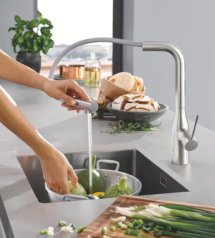 Grohe Essence New dřezová baterie s vysokou otočnou výpustí a vytahovací sprškou v povrchu supersteel.