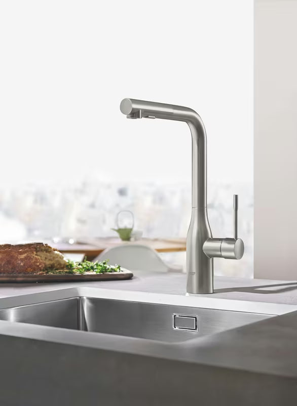 Grohe Essence New dřezová baterie s vysokou otočnou výpustí a vytahovací sprškou v povrchu supersteel.