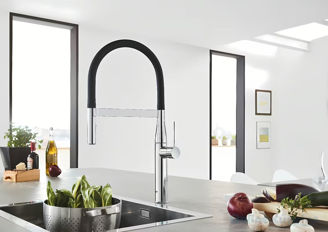 Chromová dřezová baterie Grohe Essence New s vytahovací sprškou a vysokou otočnou výpustí