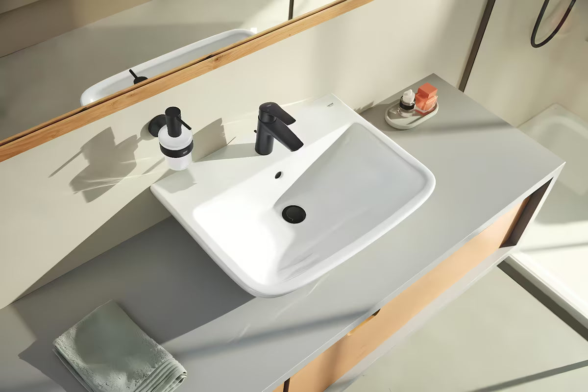 Dávkovač mýdla Grohe Essentials v matně černém provedení se skleněnou nádobkou a kovovým držákem