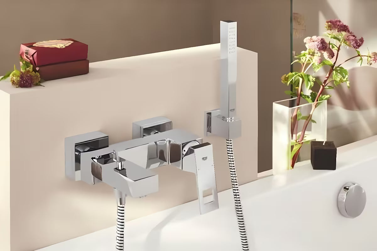 Páková nástěnná vanová baterie Grohe Eurocube v chromovém provedení s přepínačem pro sprchu a napouštění vany.