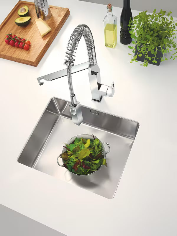 Páková stojánková dřezová baterie Grohe Eurocube s otočným ramínkem v provedení supersteel.