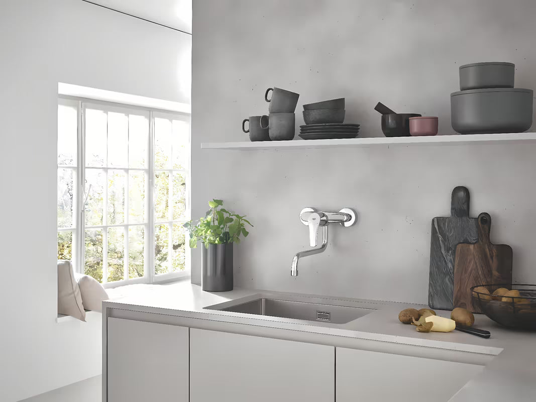 Chromová nástěnná dřezová baterie Grohe Eurosmart New s pákovým ovládáním a otočnou výpustí.