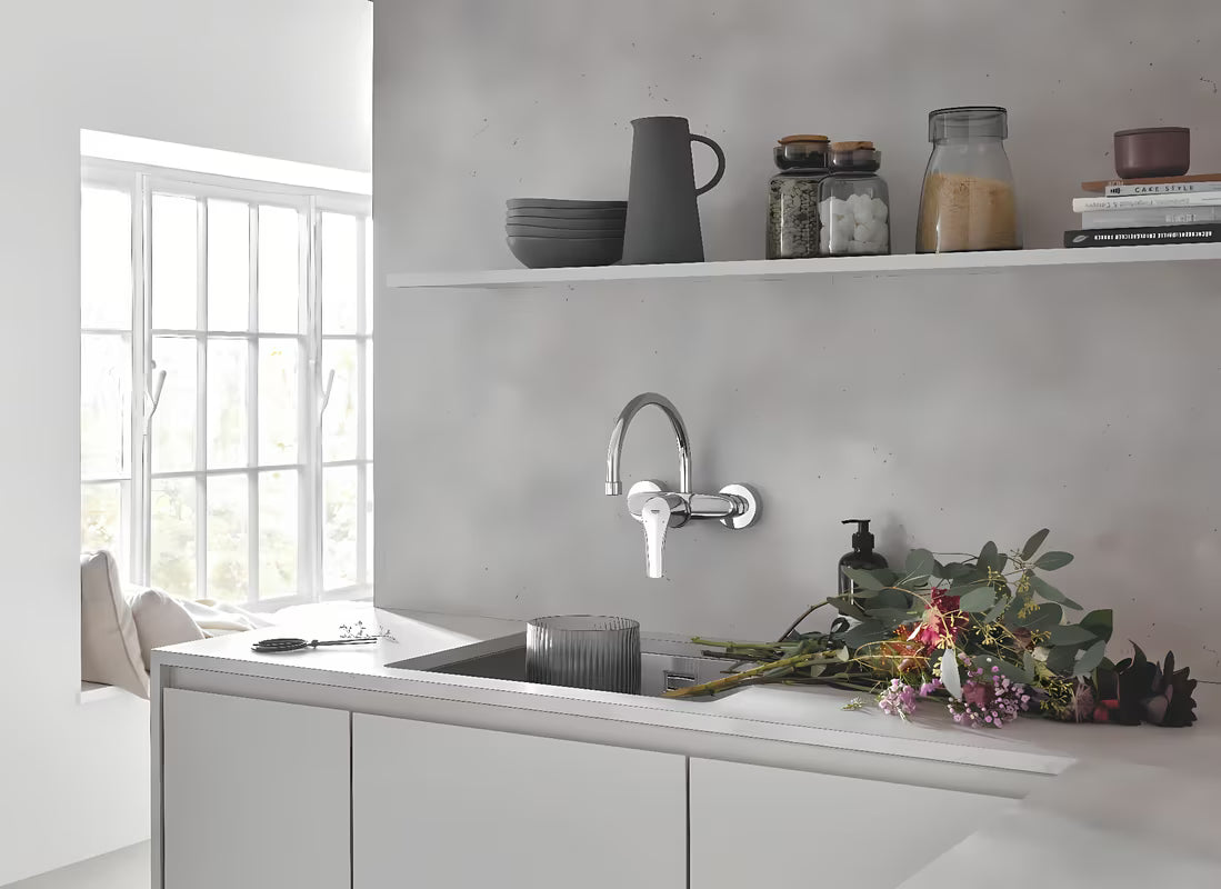 Grohe Eurosmart New páková nástěnná dřezová baterie v chromovém provedení s otočným ramínkem.