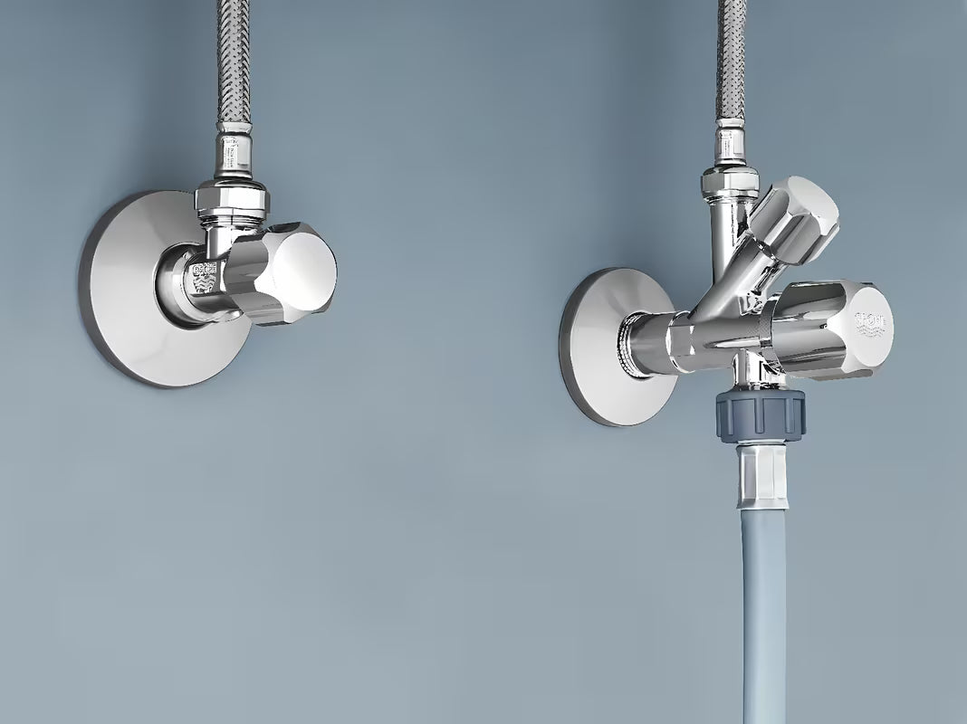 Rohový ventil Grohe pro nástěnnou instalaci se zpětnou klapkou a kovovou rozetou.