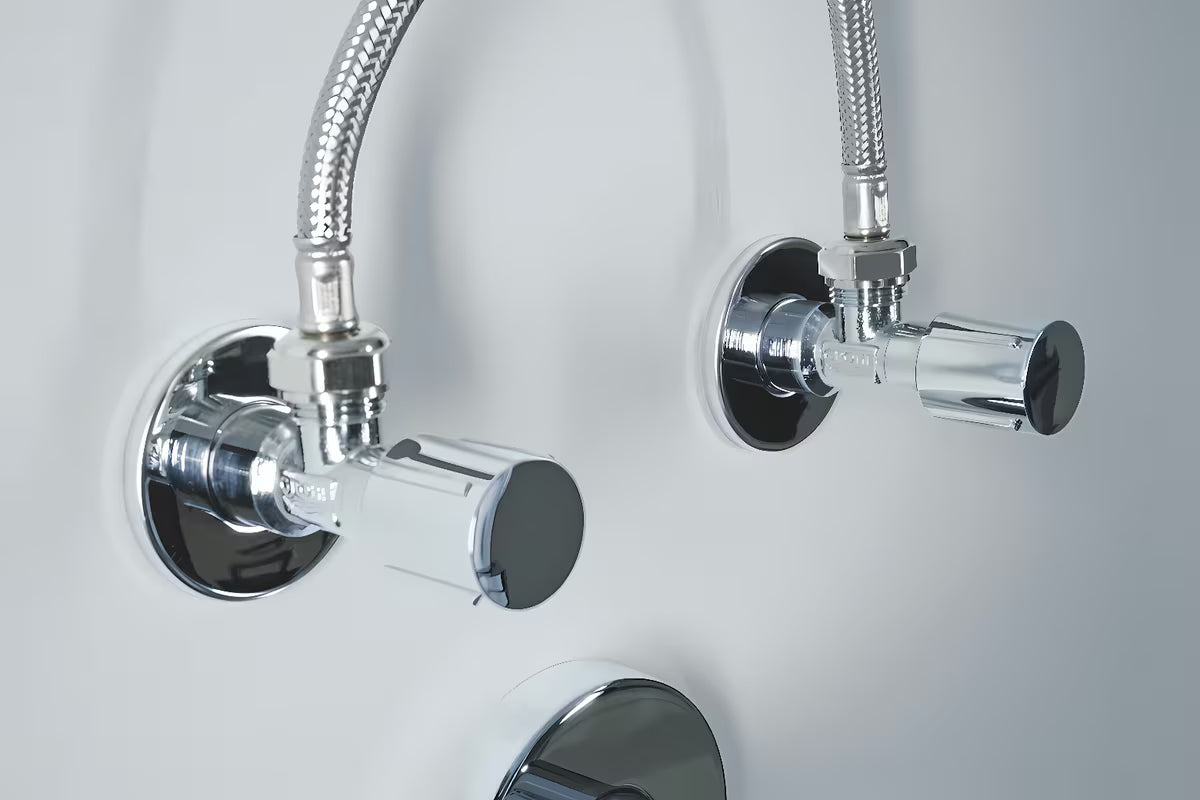 Rohový ventil Grohe v provedení chrome s kovovou rozetou a ergonomickou kovovou rukojetí.
