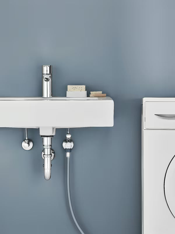Rohový ventil Grohe v provedení chrome s kovovou rozetou a ergonomickou kovovou rukojetí.