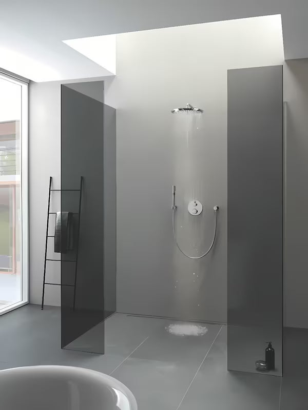 Podomítková termostatická sprchová baterie Grohe Grohtherm v chromovém provedení pro hlavovou i ruční sprchu.