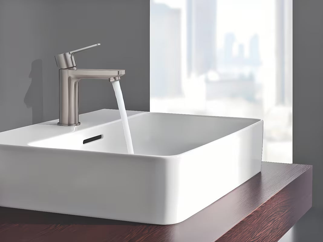Umyvadlová páková baterie Grohe Lineare v provedení supersteel s clic-clacem a krátkou výpustí