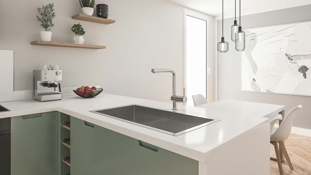 Armatura za Pomivalno Korito Grohe Minta z visokim L-izlivom in izvlečno prho v izvedbi supersteel.