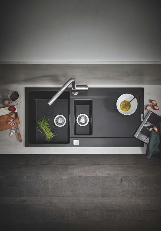 Dřezová baterie Grohe Minta v provedení supersteel s otočnou L výpustí a vytahovací sprškou.