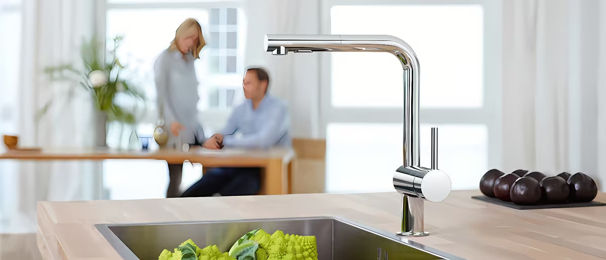 Chromová senzorová dřezová baterie Grohe Minta Touch s otočnou L-výpustí a vytahovacím perlátorem