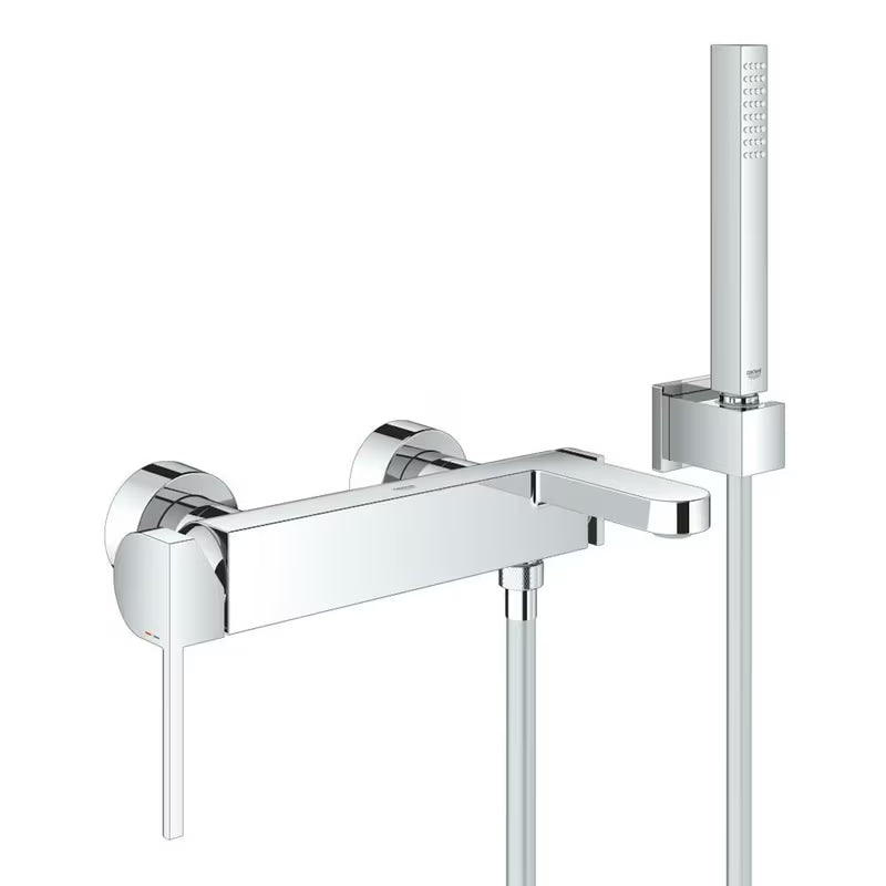 Chromová nástěnná vanová baterie Grohe Plus se sprchovým setem a pákovým ovládáním.