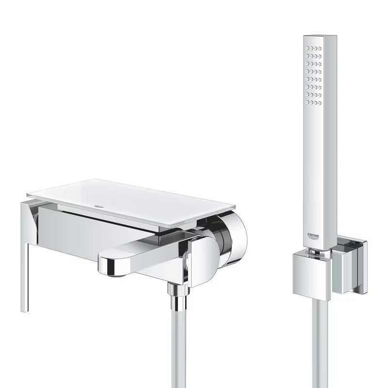 Chromová nástěnná vanová baterie Grohe Plus se sprchovým setem a pákovým ovládáním.