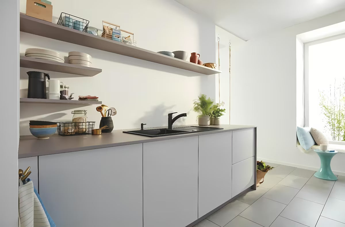 Matně černá dřezová baterie Grohe Start s vytahovací sprškou a otočným výtokem