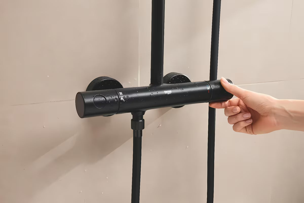 Matně černý sprchový systém Grohe Tempesta System Cube s termostatickou baterií, hlavovou a ruční sprchou