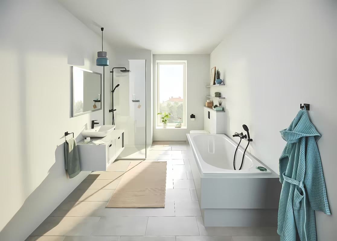 Sprchový set Grohe Vitalio Comfort 110 v matně černé s ruční sprchou, hadicí 1750 mm a nástěnným držákem.
