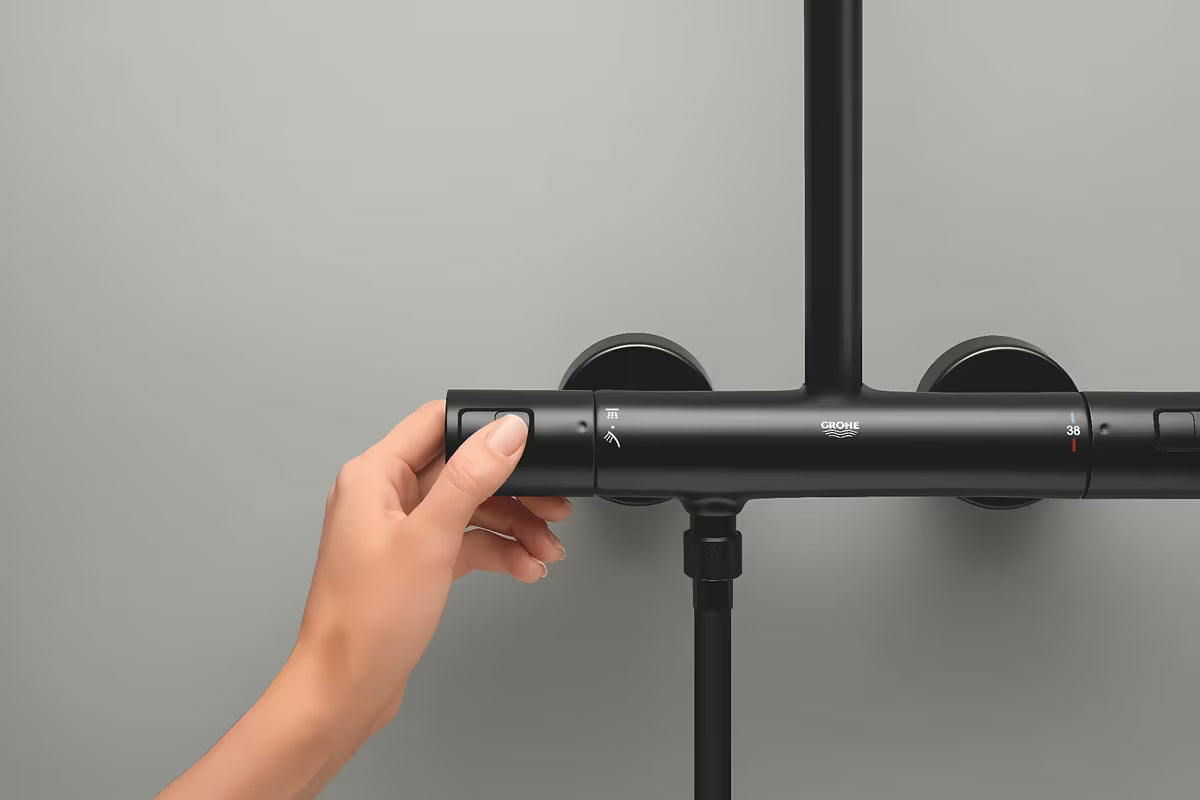 Matně černý sprchový systém Grohe Vitalio Comfort s hlavovou sprchou 250x250 mm a ruční sprchou
