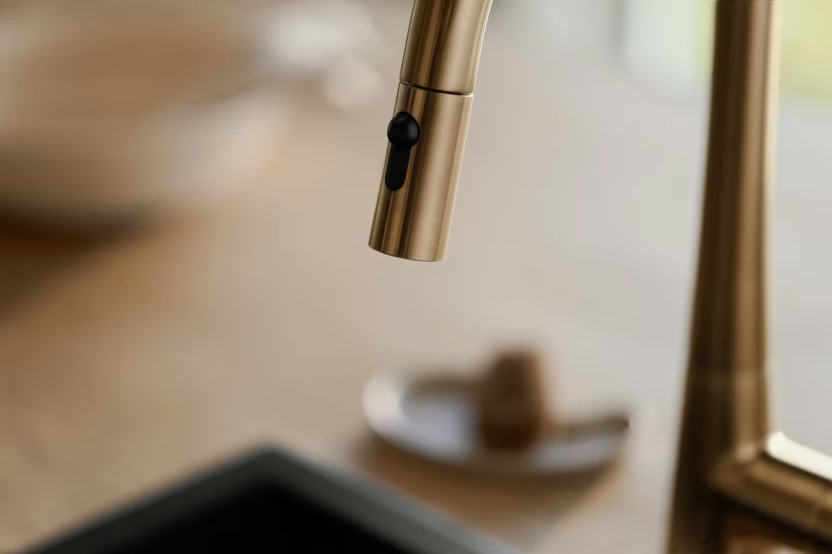 Dřezová baterie Hansa Designo s vytahovací sprškou v provedení broušený bronz