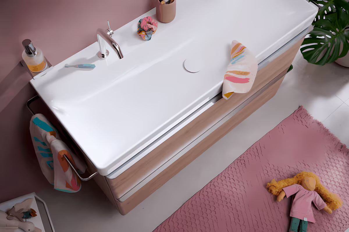 Chromovaný nástěnný dávkovač tekutého mýdla hansgrohe AddStoris se skleněnou nádobou a kovovým držákem.