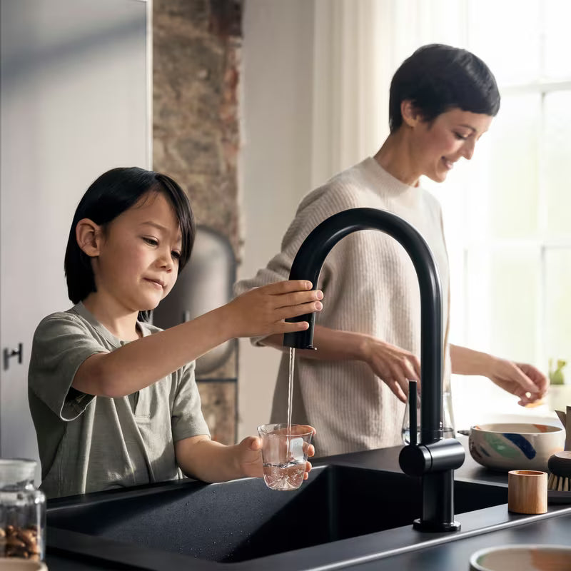 Hansgrohe Aqittura dřezová baterie v matné černé s vytahovacím výtokem a tlačítkem pro filtrovanou vodu