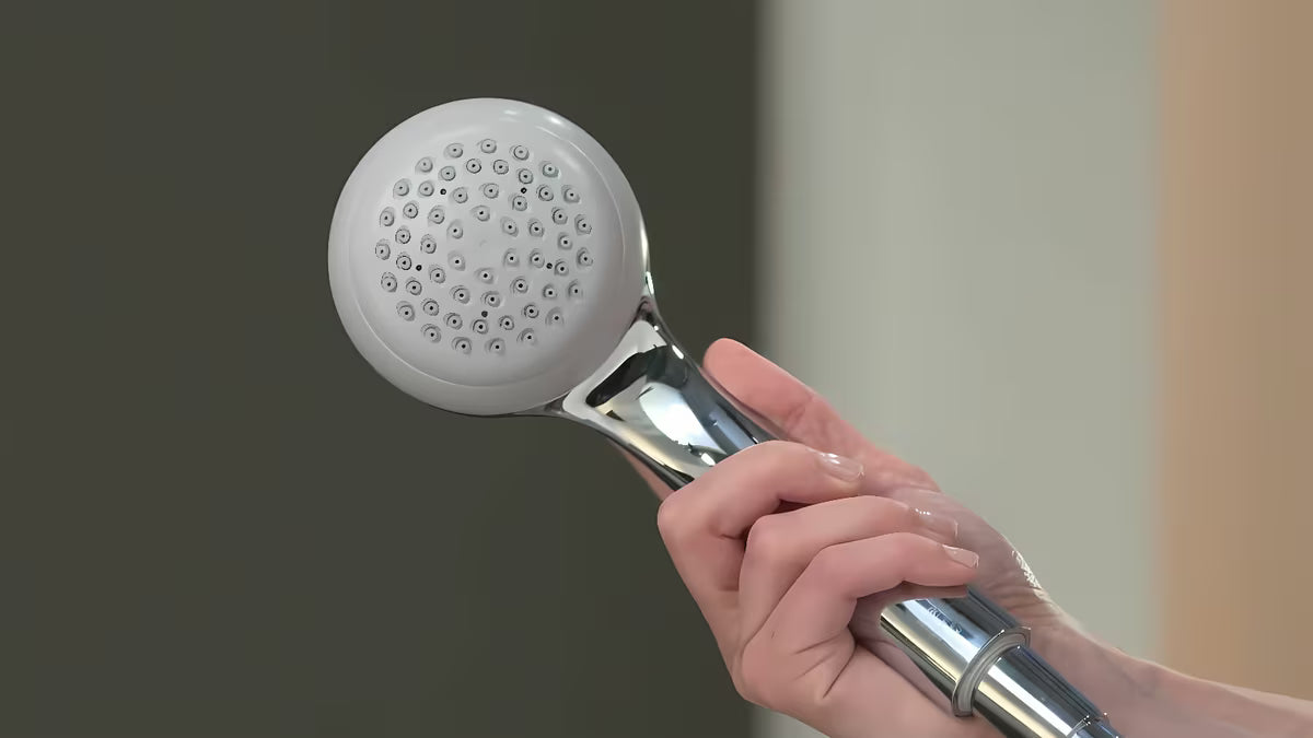 Ruční sprcha Hansgrohe Crometta 85 Mono v chromu s kulatou hlavicí a světle šedým diskem trysek.