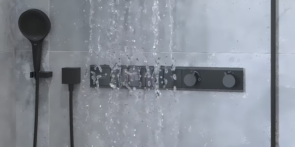 Hansgrohe FixFit Square podomítkový vývod pro sprchovou hadici v matně černém provedení se zpětným ventilem