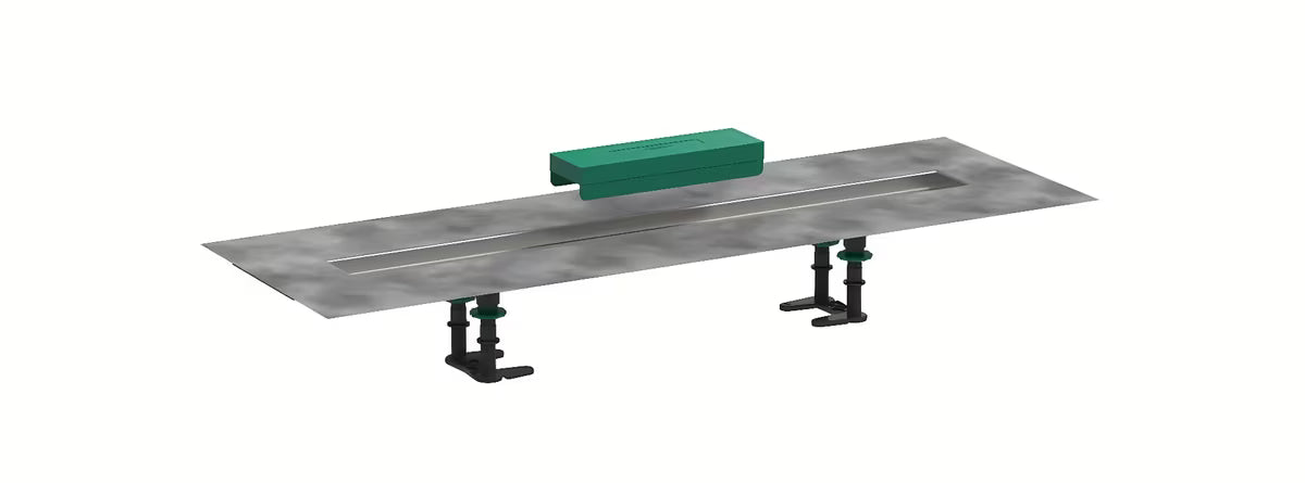 Instalační sada hansgrohe RainDrain pro sprchové žlaby s nerezovým odtokovým žlabem a těsnicí membránou.