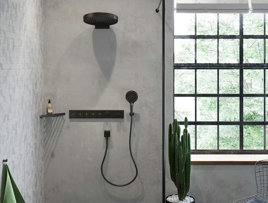 Ruční sprcha Hansgrohe Rainfinity 130 3jet v matně černém provedení s antracitovým sprchovým diskem