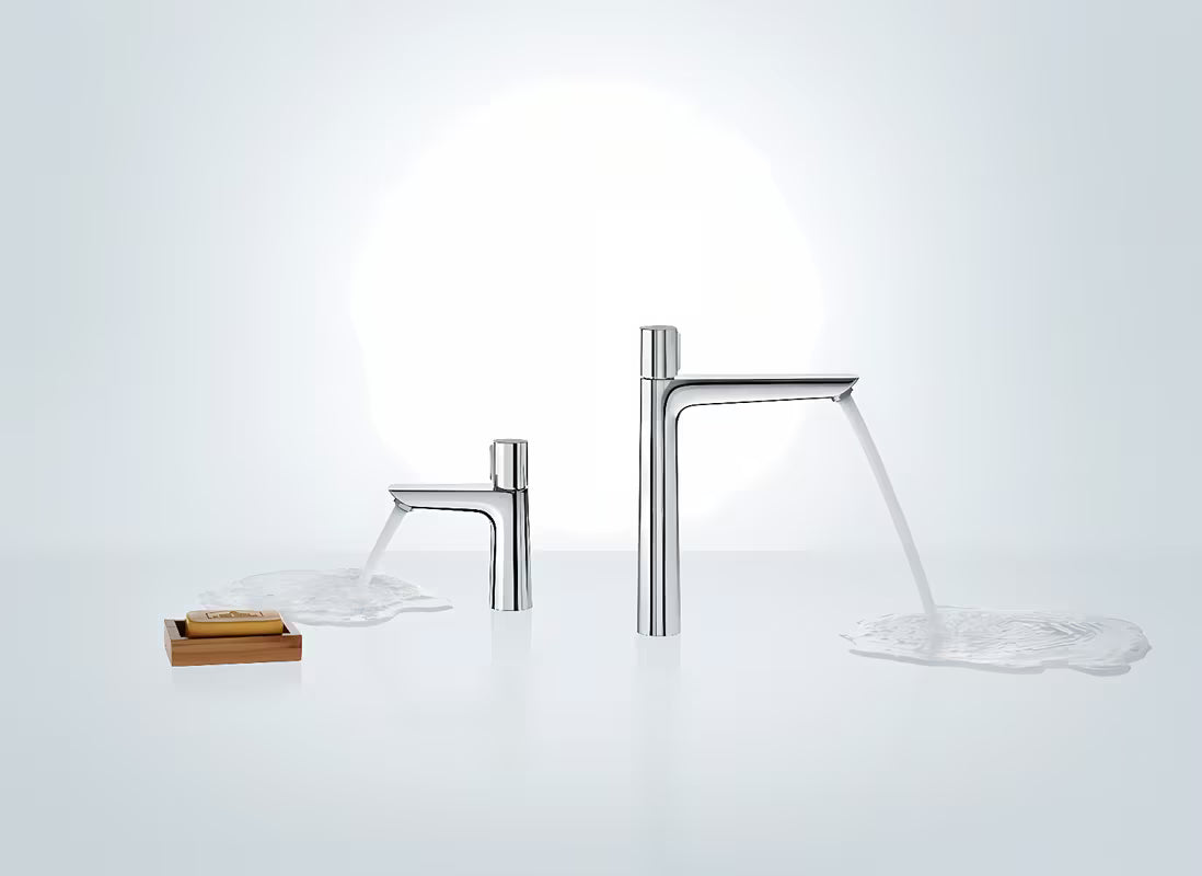 Chromová umyvadlová baterie Hansgrohe Talis Select E s tlačítkem Select a moderním hranatým designem.