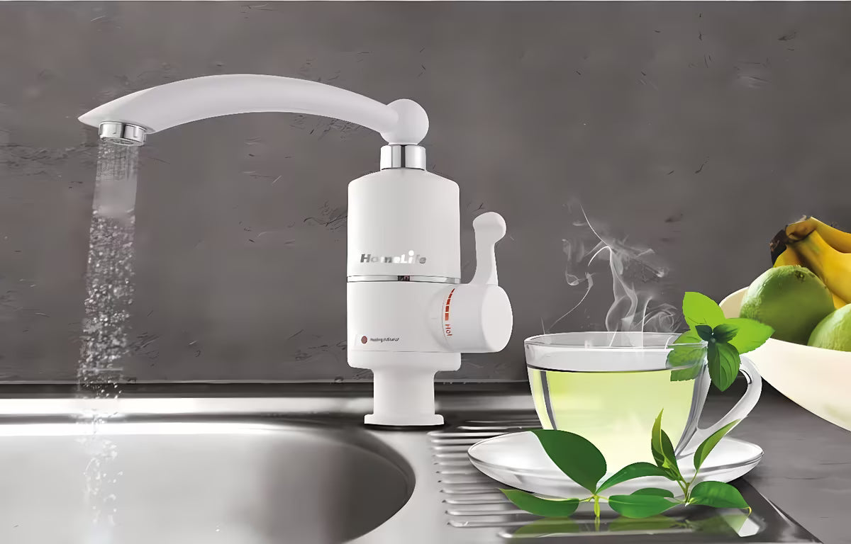 Bílá dřezová baterie Homelife Termo Quick s elektrickým průtokovým ohřevem vody.