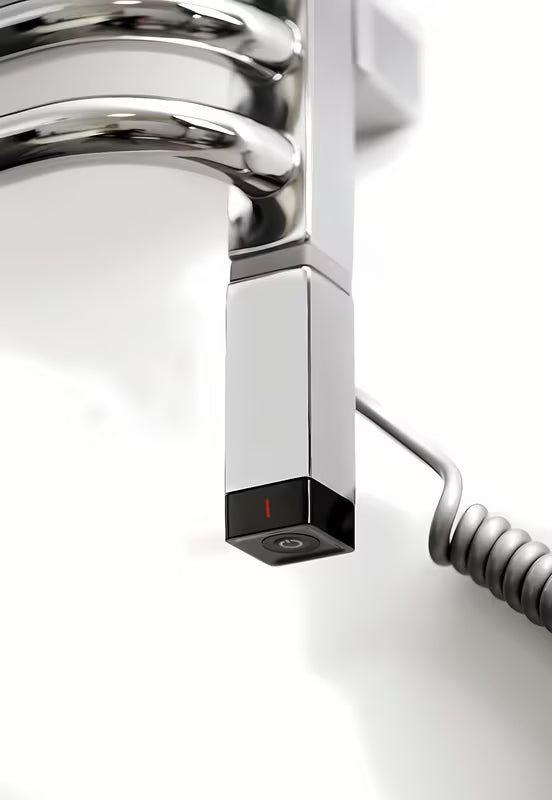 Lesklá chromová topná tyč House Level One pro koupelnový radiátor s výkonem 300 W.