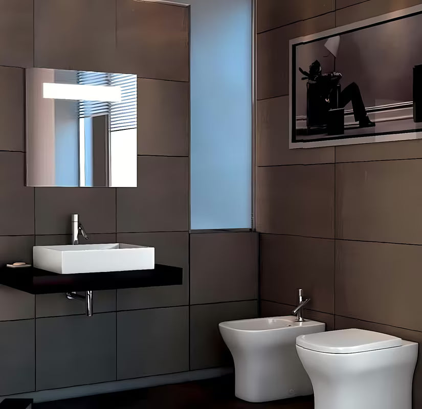 Bílé keramické závěsné umyvadlo Ideal Standard Strada 71x42 cm s otvorem pro baterii uprostřed.