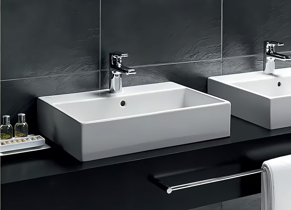 Bílé keramické závěsné umyvadlo Ideal Standard Strada 71x42 cm s otvorem pro baterii uprostřed.