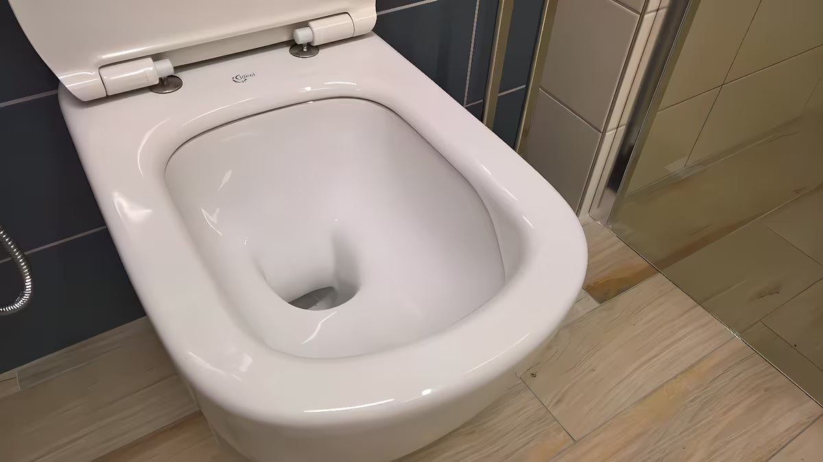 Bílé závěsné WC Ideal Standard Tesi s technologií AquaBlade a sedátkem se SoftClose