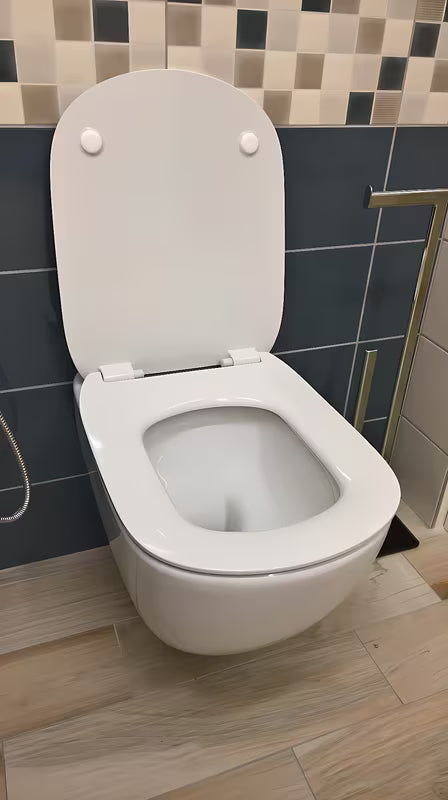 Bílé závěsné WC Ideal Standard Tesi s technologií AquaBlade a sedátkem se SoftClose