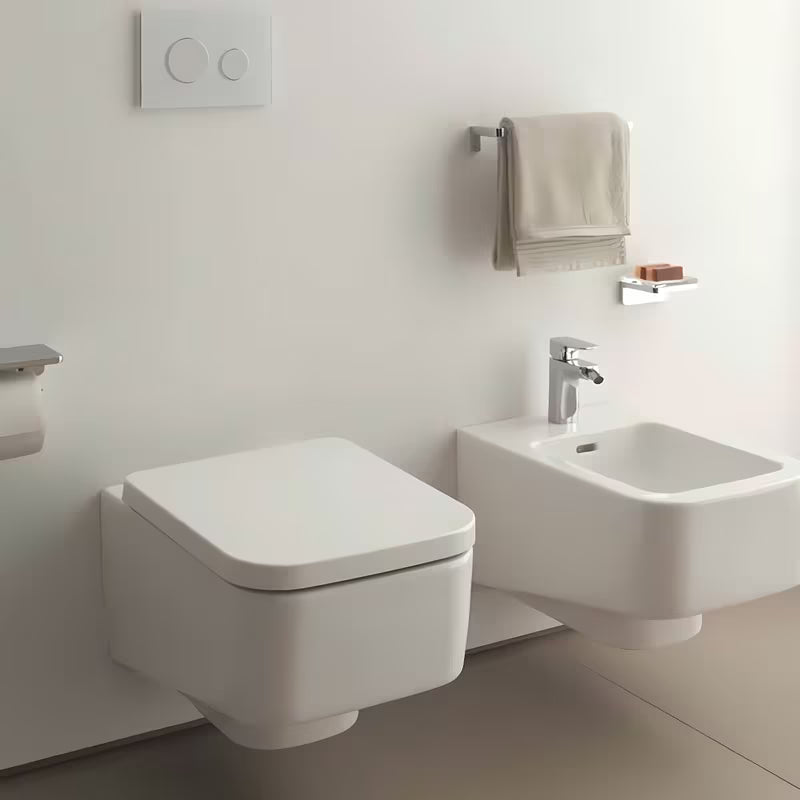 Bílé závěsné WC Laufen Pro S s bezokrajovým provedením bez splachovacího okruhu a hranatým designem.