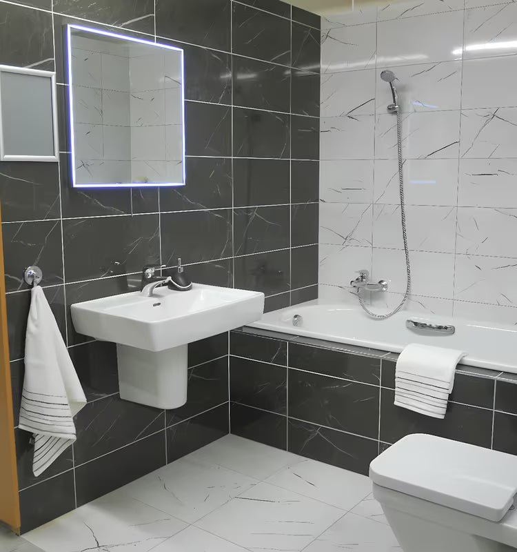 Přísavný nástěnný háček Multi Ecoloc v provedení chrome pro instalaci bez vrtání na hladké povrchy.